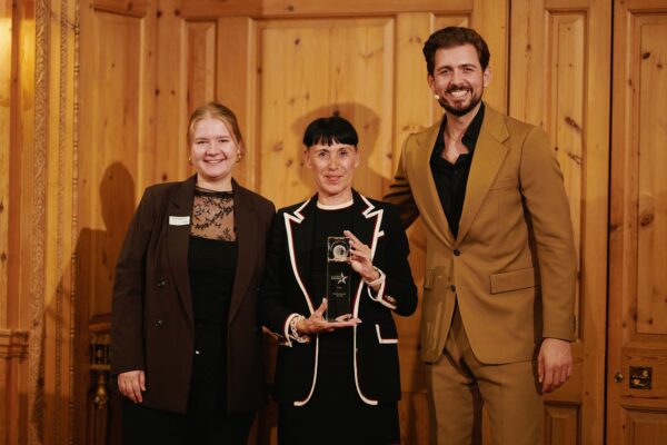 Salzburg ist "die schönste Altstadt Österreichs" Chris Wackert (r.), Moderator (u.a. Sat.1-Frühstücksfernsehen), Katharina Regenthal (l.), Redakteurin TRAVELBOOK und Beate Kassner (m.), Geschäftsführung TSG Tourismus Salzburg GmbH, bei der Preisverleihung in den legendären Räumlichkeiten des Journalisten-Clubs im Axel-Springer-Hochhaus in Berlin © Mojofilm